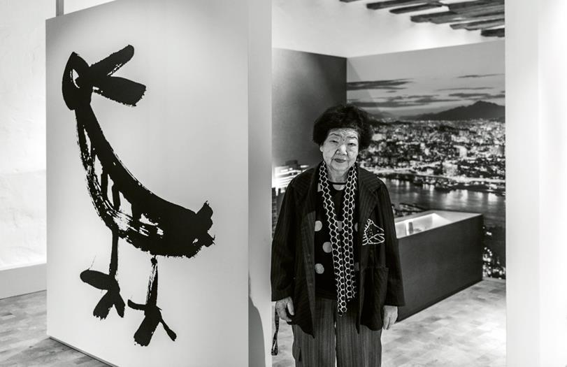 Künstlerin vor ihrem Werk