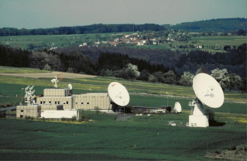 Bodenstation mit Sattelitenschüsseln 