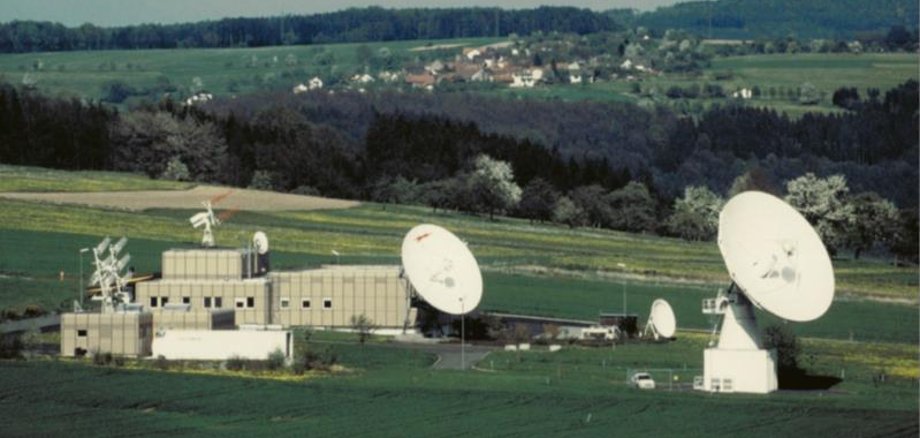 Bodenstation mit Sattelitenschüsseln 