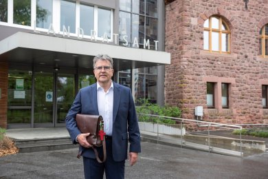 Rüdiger Holschuh vor dem Eingang des Landratsamts