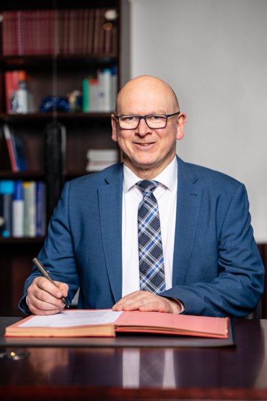 Landrat Frank Matiaske an seinem Schreibtisch