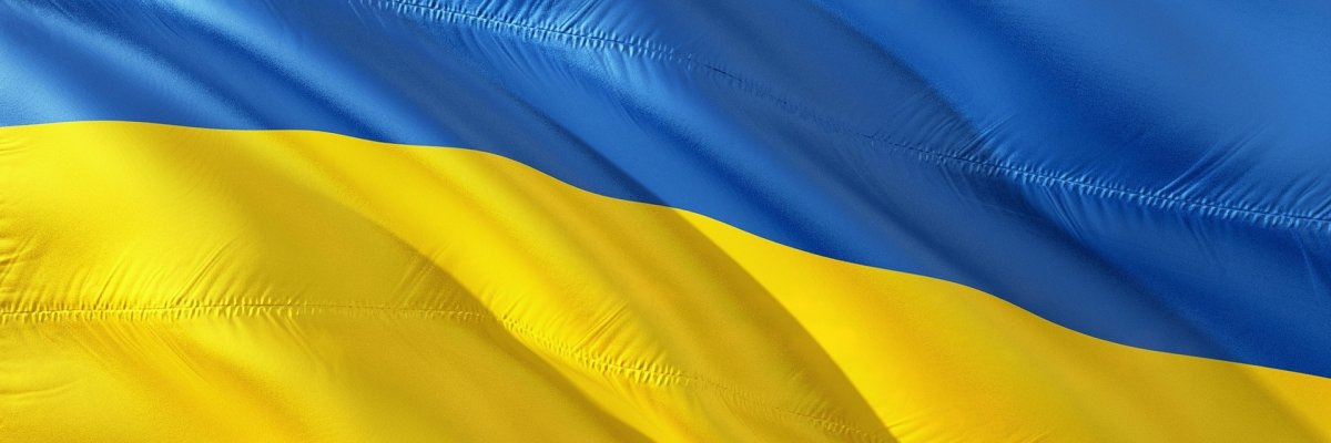 Das Bild zeigt die Flagge der Ukraine, die im Wind weht.
