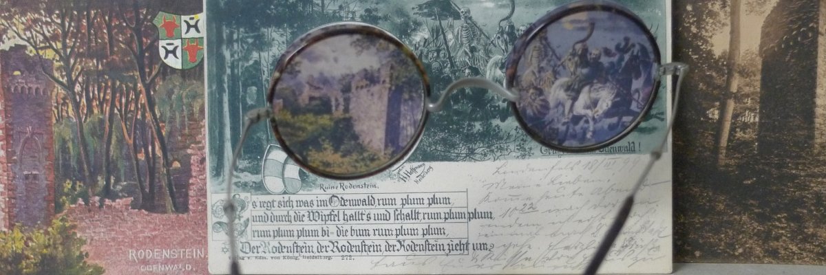 Altes Schriftgut wird durch eine Brille betrachtet