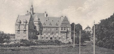 Das Bild zeigt eine historische Postkarten-Ansicht des 1904 erbauten Kreisamts in Erbach in Schwarz-Weiß.