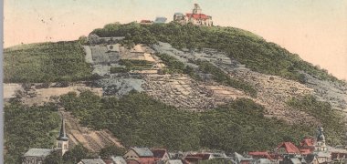Das Foto zeigt eine historische Ansicht von Breuberg, mit Blick auf die Burg, in Farbe.