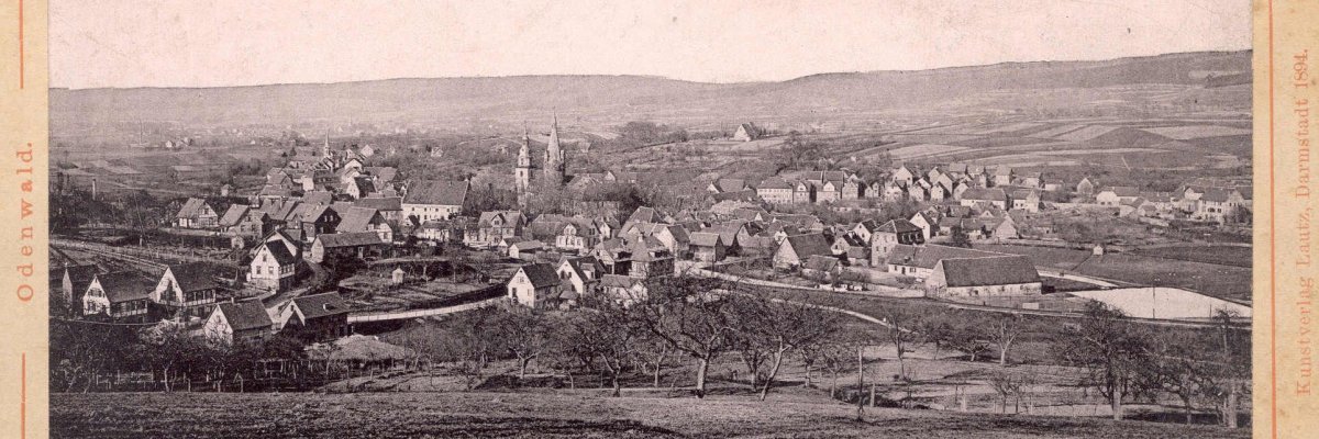 Das Bild zeigt eine historische Postkarten-Ansicht von Erbach aus dem Jahr 1894 in Schwarz-Weiß.