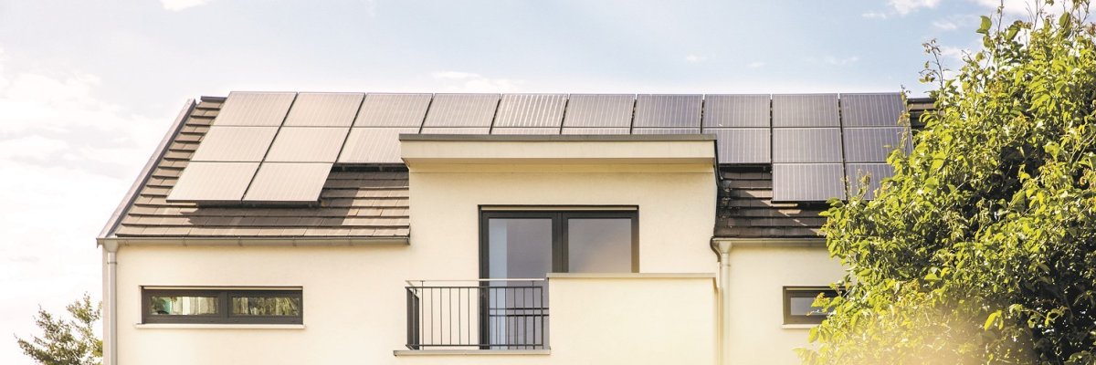 Foto eines Dachs mit Photovoltaik-Elementen 