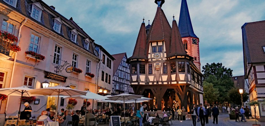 Das Foto zeigt den Stadtkern von Michelstadt mit dem Historischen Rathaus.
