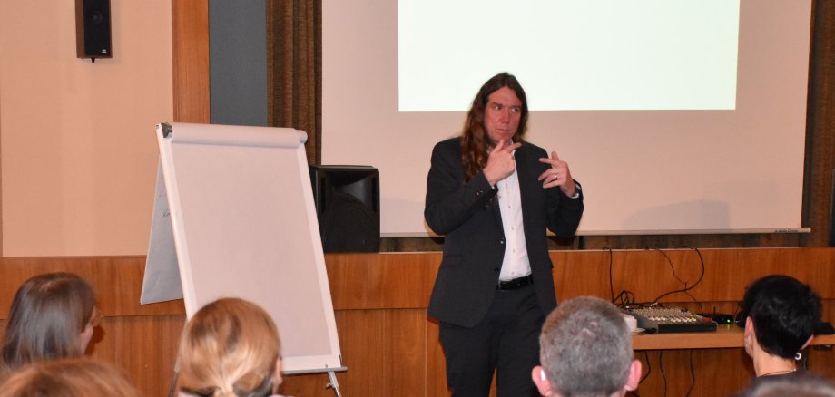 Foto von Karsten Tögel-Lins, Geschäftsführer Bas!s e.V. Frankfurt bei seinem Vortrag über psychoaktive Substanzen in der Median Klinik Breuberg 