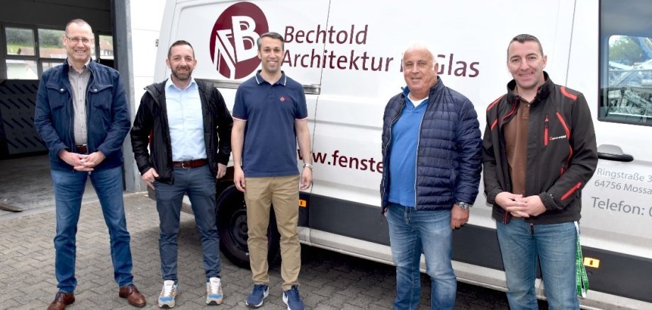 Das Foto zeigt die beiden Geschäftsführer der Firma Bechtold in Mossautal und drei Vertreter des Kommunalen Job-Centers bzw. der InAgGmbH, die sie besuchen.