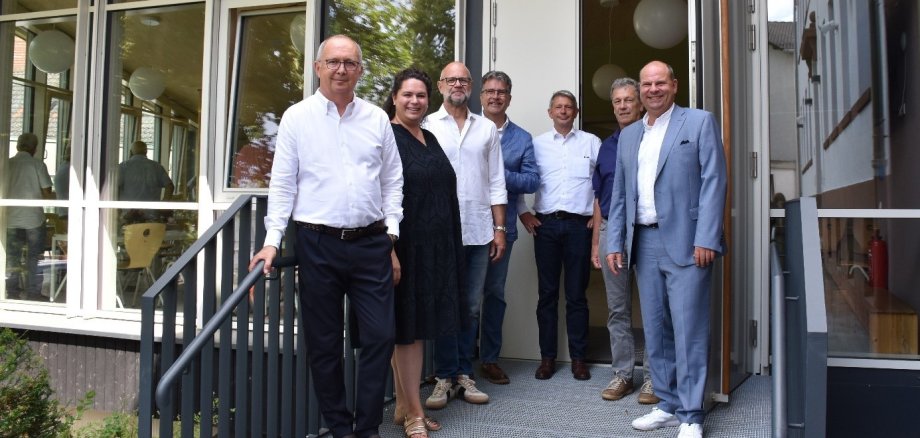 Das Foto zeigt mehrere Ehrengäste bei der Eröffnung der neuen Mensa der Schule am Treppenweg in Erbach.