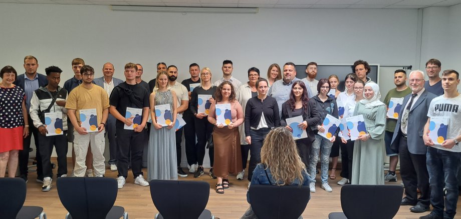 Das Foto zeigt die Zeugnisübergabefeier für Absolventinnen und Absolventen der Schulkurse der Volkshochschule Odenwaldkreis.