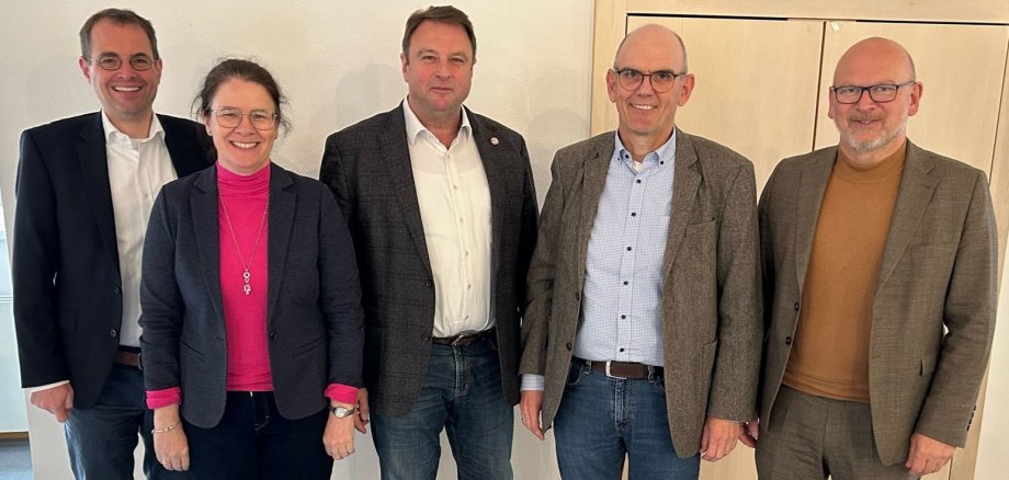 Das Foto zeigt eine Gruppe mit Landrat Matiaske, den Bürgermeistern Uwe Olt und Stefan Lopinsky, der Bürgermeisterin Deirdre Heckler sowie David Rauber vom Hessischen Städte- und Gemeindebund.