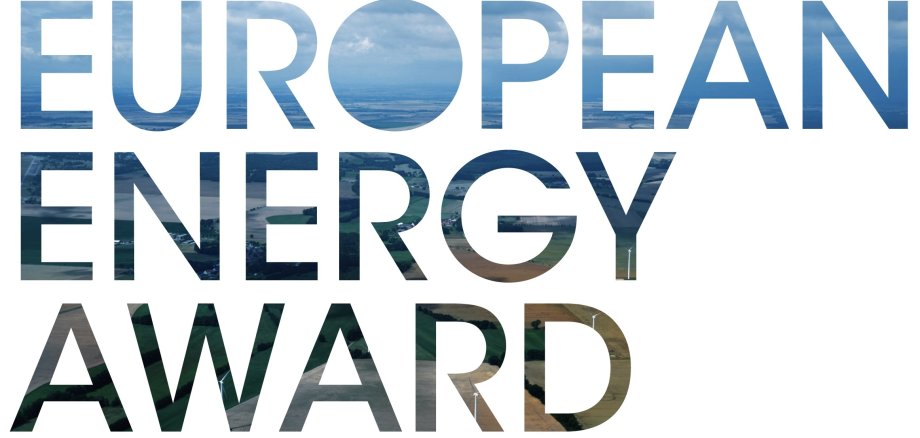 Die Abbildung zeigt das Logo des European Energy Awards, das aus diesen drei Worten besteht.