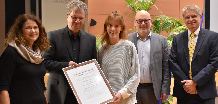 Das Foto zeigt die Preisträgerin Julia Kemkemer-Böhmer mit Landrat Frank Matiaske, ihrer Professorin Rudolph-Cleff sowie den Jury-Mitgliedern Prof. Walther, TU-Vizepräsident, und  Prof. Linke.