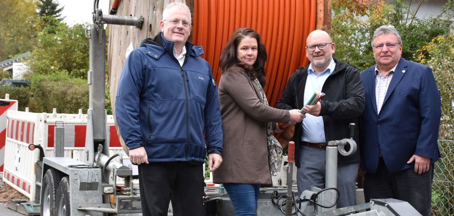 Das Foto zeigt Landrat Matiaske, die Breuberger Bürgermeisterin Deirdre Heckler sowie die OGIG-Vertreter Marius Schwabe und Detlef Kuhn an einer Glasfaser-Baustelle in Höchst.
