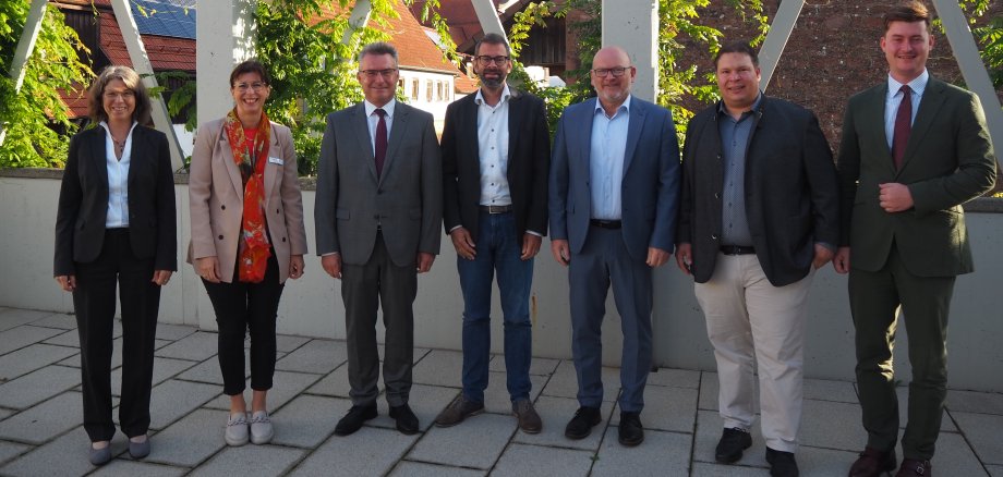 Das Foto zeigt die drei Landräte Dr. Achim Brötel, Jens-Marco Scherf und Frank Matiaske sowie ihre Büroleiterinnen/Büroleiter sowie den Bürgermeister von Waldbrunn, wo das Treffen stattfand.