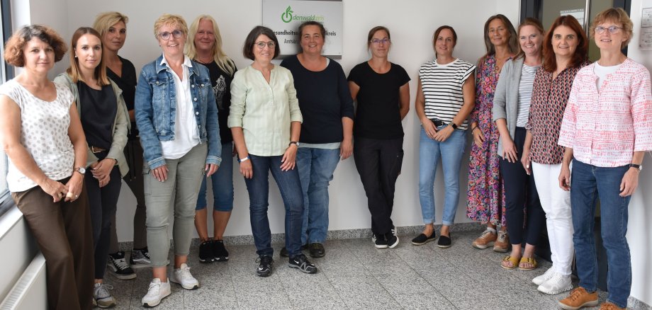 Das Foto zeigt elf Erzieherinnen, die die KiSS-Fortbildung gemacht haben, zusammen mit der Leiterin des Gesundheitsamts, Dr. Antje Siebel, und der KiSS-Expterin des Amts, Alexandra Berhard.