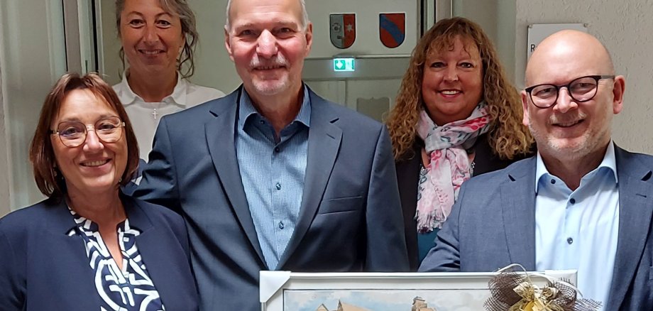 Das Foto zeigt Martin Müller, der in den Ruhestand geht, gemeinsam mit seiner Frau Doris Waldeck-Müller, Landrat Matiaske, der Gleichstellungsbeauftragten Petra Karg und der Personalratsvorsitzenden Britta Ziefle.