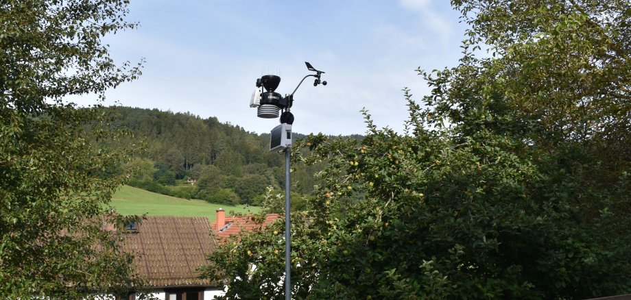 Das Foto zeigt eine Wetterstation in Oberzent.