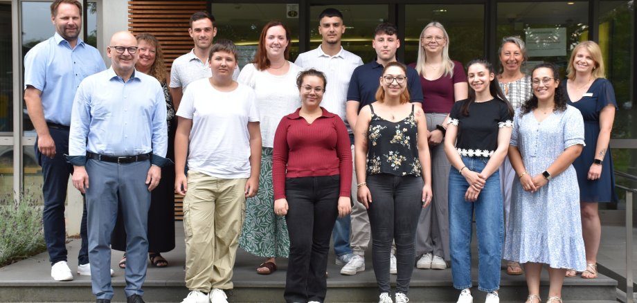 Das Foto zeigt die neuen Auszbildenden und Studierenden gemeinsam mit Landrat Matiaske und anderen Vertretern der Verwaltung.