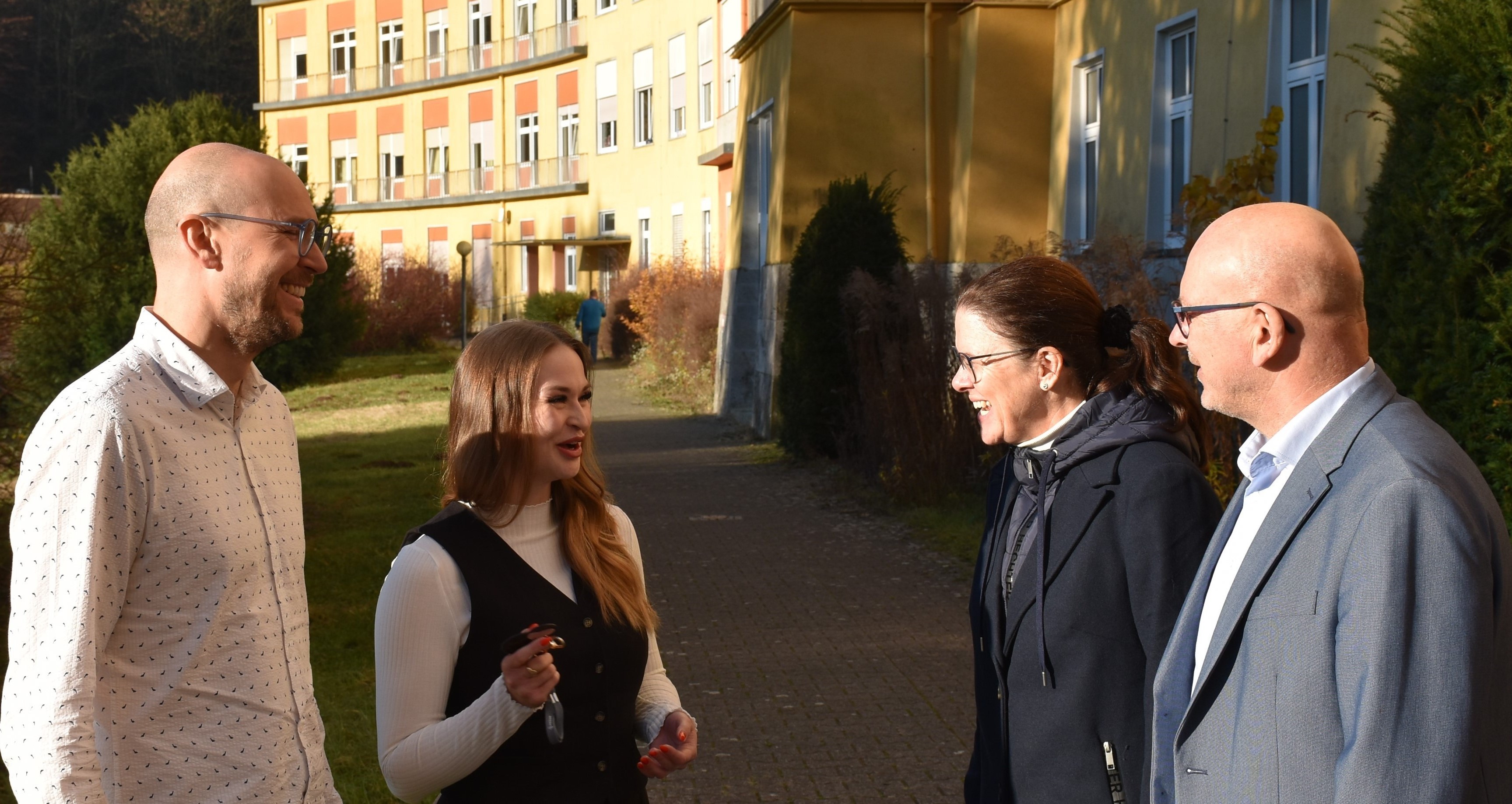 Das Foto zeigt Chefarzt Dr. Frederic Bülow, die Kaufmännische Leiterin Michelle Tscherwinski, Bürgermeisterin Deirdre Heckler und Landrat Frank Matiaske (von links) vor der MEDIAN Klinik in Breuberg 