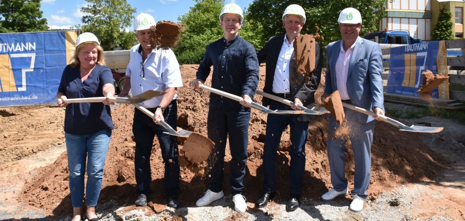 Das Foto zeigt die Verantwortlichen beim Spatenstich für den Neubau am Beruflichen Schulzentrum Odenwaldkreis.