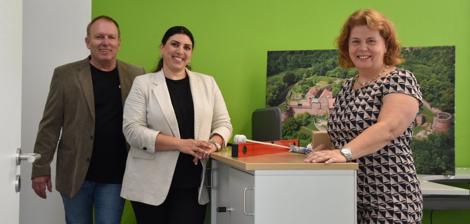 Das Foto zeigt die Verantwortlichen für die Ausländerbehörde - Sandra Kemper, Bernd Pfau und Saadet Öztürk.