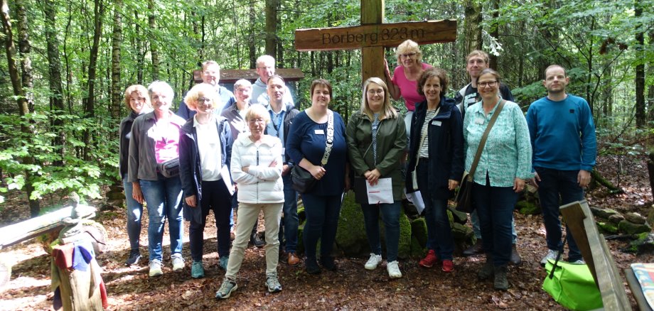 Das Foto zeigt Verantwortliche aus Dusenbach und Jury-Mitglieder auf dem Borberg.