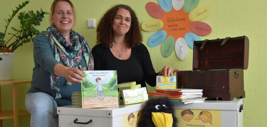 Das Foto zeigt die Fachkräfte Carmen Mundelius und Gesa Heimann mit Workshop-Materialien.