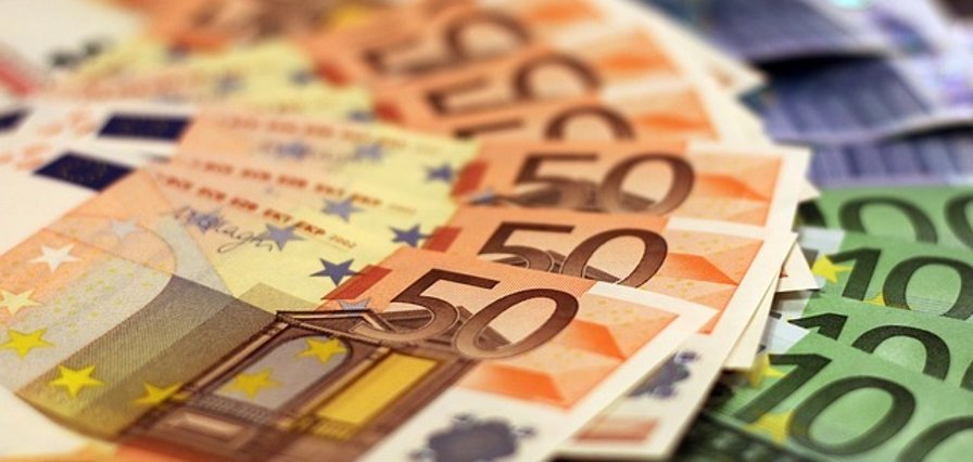 Das Foto zeigt Euro-Scheine.