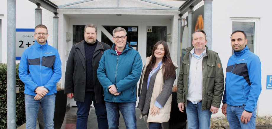 Foto Betriebsbesucht: Mitarbeitende des Kommunalen Job-Centers informierten sich bei wunderbar clean technology GmbH in Michelstadt über die Arbeitsbereiche in ihrem Unternehmen.   