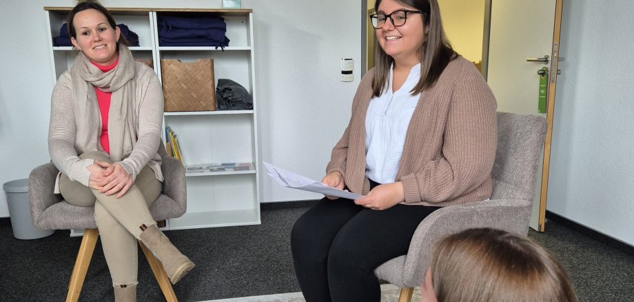 Das Foto zeigt eine Arbeitsgruppe mit Lisa Berg vom Kindertagespflegedienst des Jugendamts.