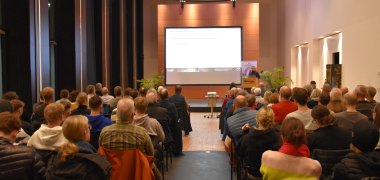 Das Foto zeigt Dr.-Ing. Sven Lißner beim Vortrag im Volksbank-Atrium in Erbach.