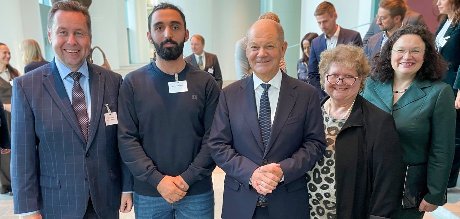 Das Foto zeigt Vertreter des Odenwaldkreises mit Bundeskanzler Olaf Scholz und der Vorsitzenden der Arbeitsagentur, Andrea Nahles.