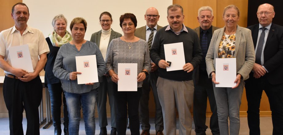 Das Foto zeigt die fünf Empfängerinnen und Empfänger des Landesehrenbriefs gemeinsam mit Landrat Matiaske sowie Repräsentantinnen und Repräsentanten der Städte Breuberg und Bad König sowie der Sozialstation Höchst.