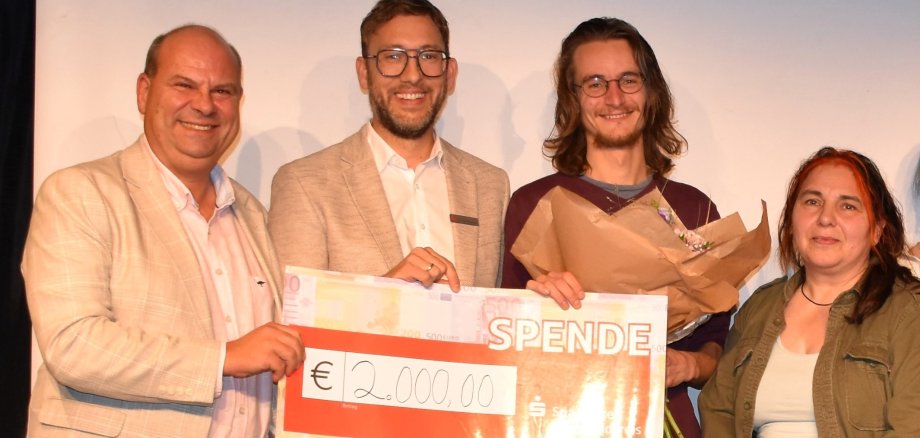Foto: Freut sich über den Hauptpreis: Matthias Haak aus Bonn (3. v. l.) im Patat in Michelstadt. Den symbolischen Scheck über 2.000 Euro übergibt Norman Pfalzgraf (2. v. l.) von der Sparkasse Odenwaldkreis. Die zweitplatzierte Heike Kroll aus Breuberg freut sich über den Gewinn eines Wochenendes in Michelstadt. Erster Kreisbeigeordneter Oliver Grobeis gratulierte beiden Gewinnern. 