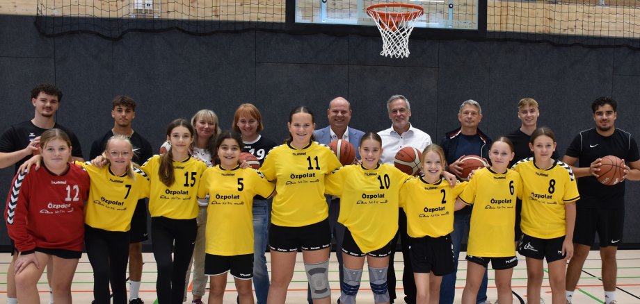 Das Foto zeigt eine Gruppe von Schülerinnen und Schülern in der neuen Halle mit Repräsentantinnen und Repräsentanten des Odenwaldkreises und der Schule.