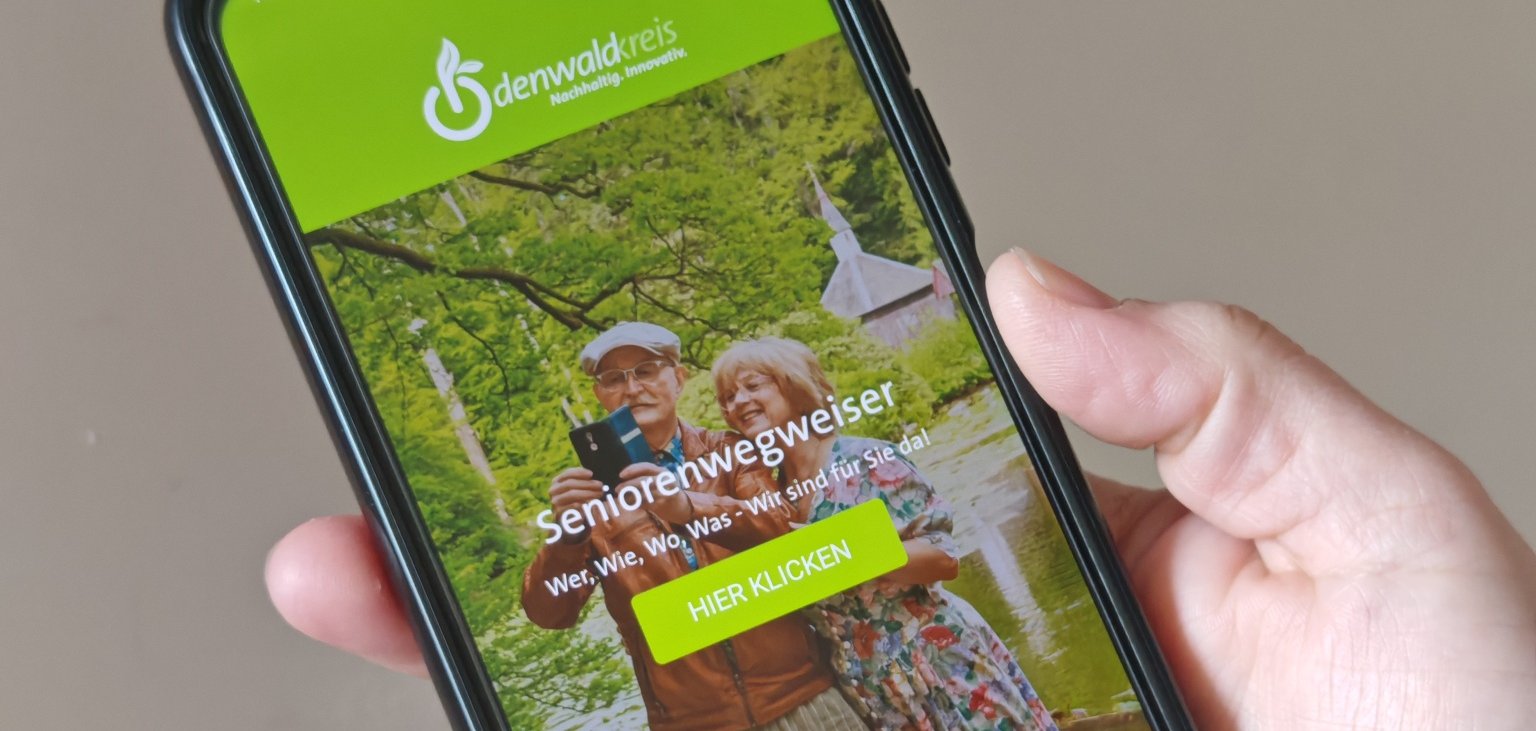 Das Foto zeigt ein Handy mit der App Seniorenwegweiser Odenwaldkreis.