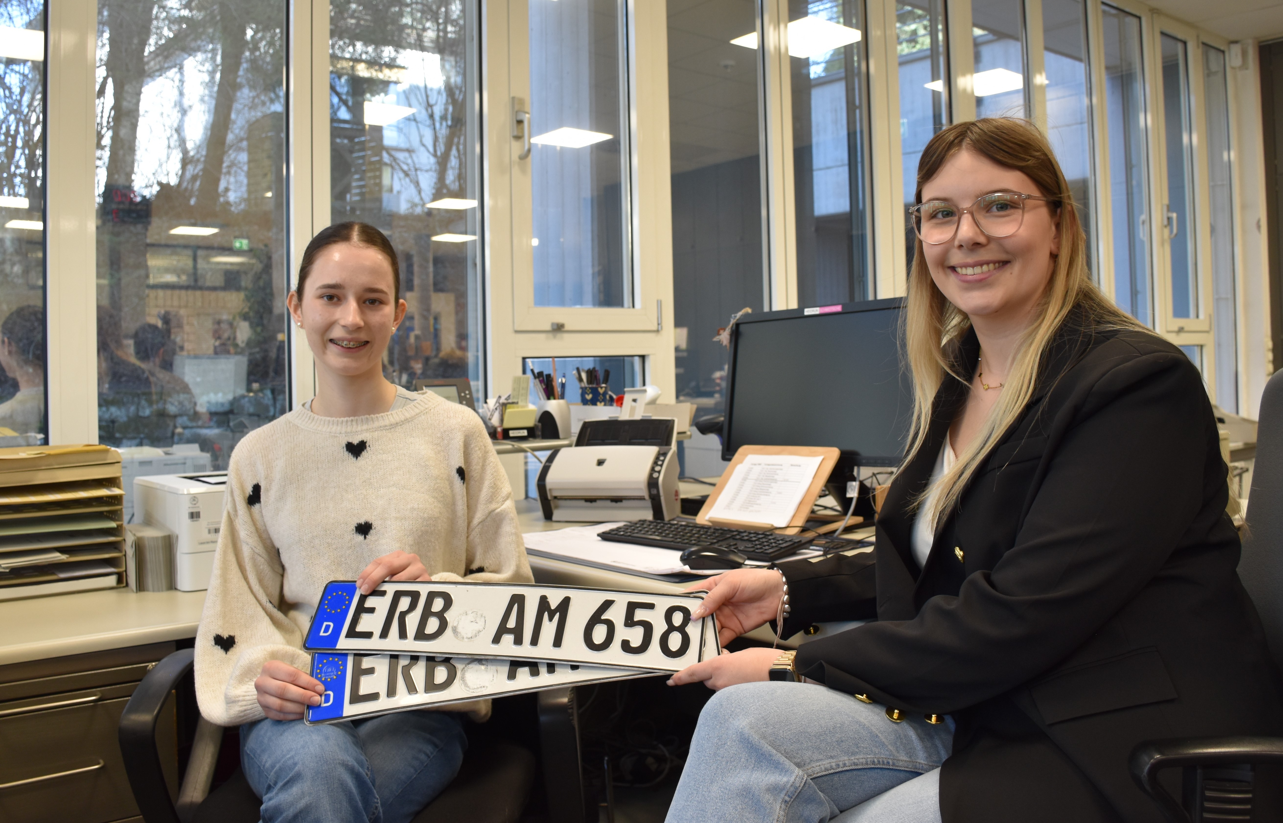 Lena Bartsch (l.) arbeitete am Girls‘- und Boys‘Days einen Vormittag mit der Mitarbeiterin Lara Kritzinger in der Zulassungsstelle des Odenwaldkreises mit und lernte einige Abläufe kennen (das im Foto abgebildete Nummernschild ist ungültig und nicht mehr im Umlauf).  