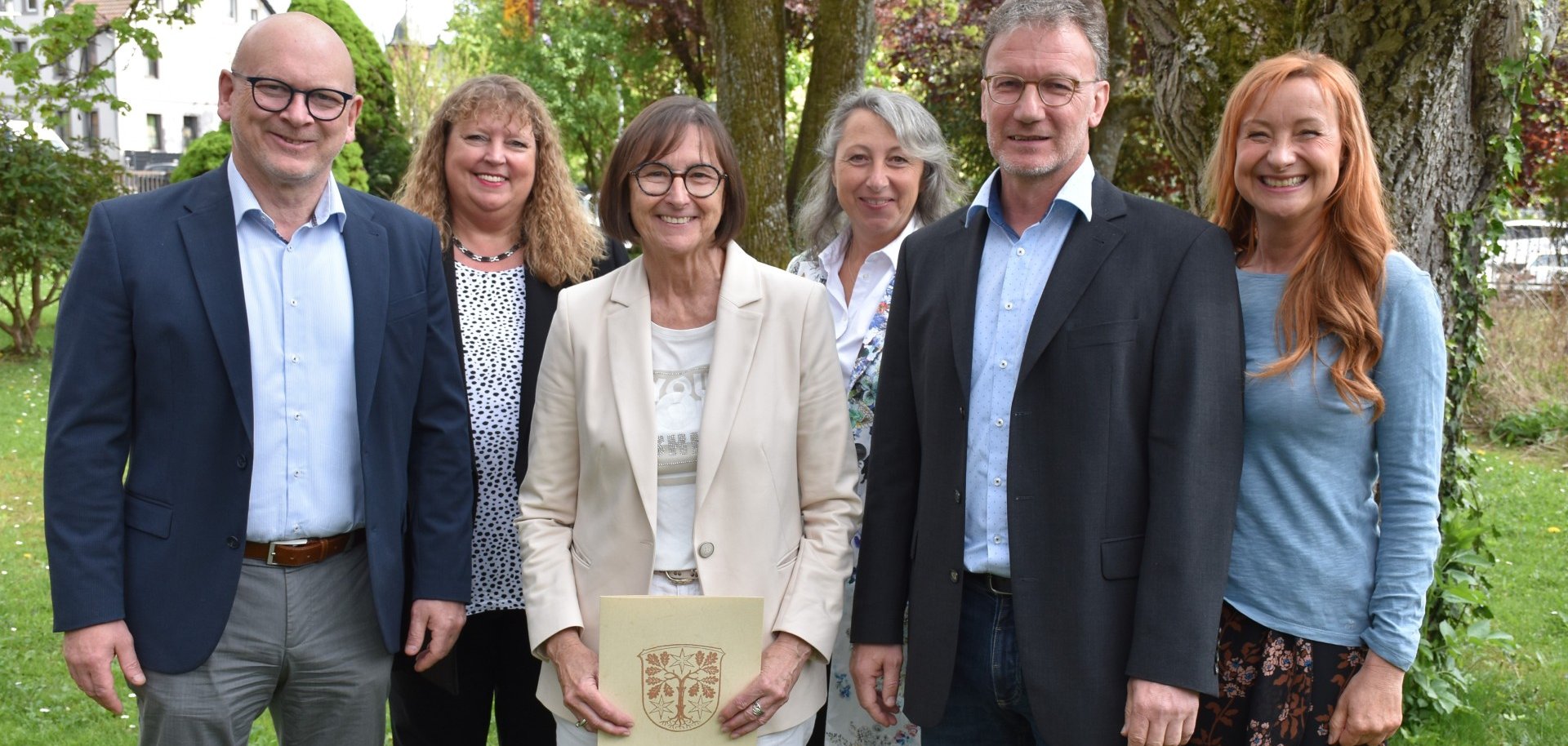 Das Foto zeigt Andrea Kaufmann mit Landrat Frank Matiaske sowie vier Mitarbeiterin des Landratsamts.