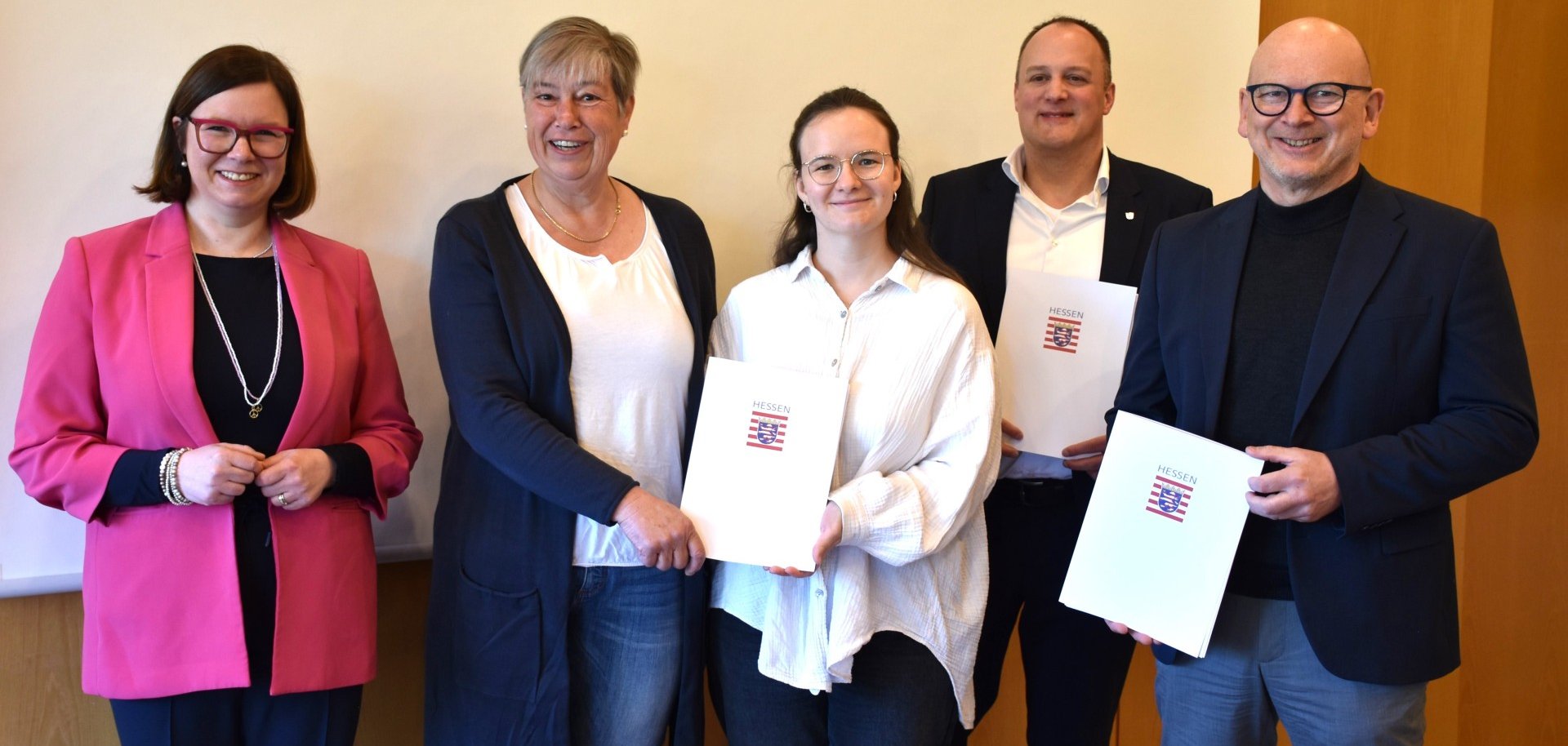 Das Foto zeigt die Übergabe der Fördermittelbescheide im Landratsamt.