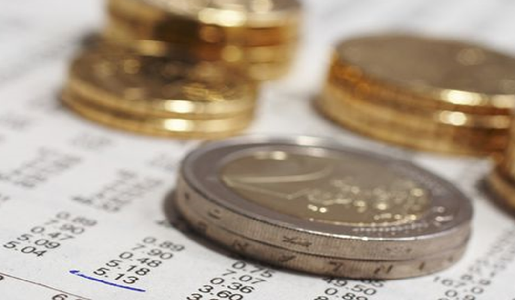 Das Symbolbild zeigt Euro-Münzen und Zahlentabellen.