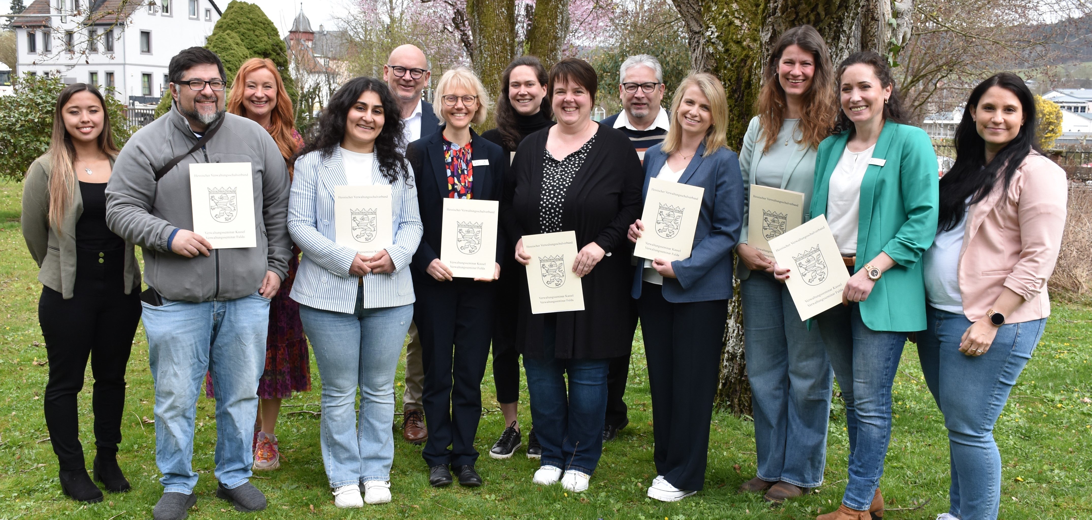 Das Foto zeigt Beschäftigte, die einen Führungskräftekurs abgeschlossen haben, mit Landrat Matiaske und weiteren Mitarbeiterinnen und Mitarbeitern der Verwaltung.