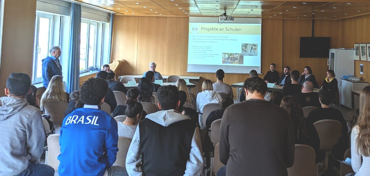 Das Foto zeigt Schülerinnen und Schüler bei einer Info-Veranstaltung des Kommunalen Job-Centers im Landratsamt.