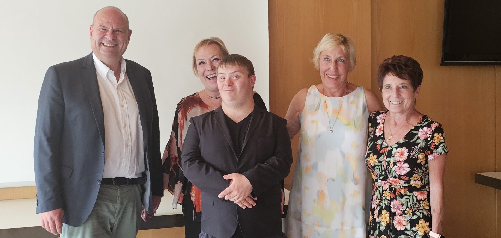 Das Foto zeigt den Autor Henri Hirt mit dem Ersten Kreisbeigeordneten Oliver Grobeis, Petra Thaidigsmann von der EUTB Bergstraße-Odenwald, Birgit Nennstiel, Vorsitzende des Behindertenbeirats im Odenwaldkreis, und der Behindertenbeauftragten im Odenwaldkreis, Regina Hoffmann 