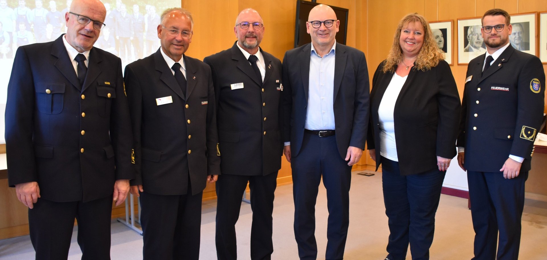 Kreisbrandinspektor Horst Friedrich im Kreis von Gratulanten