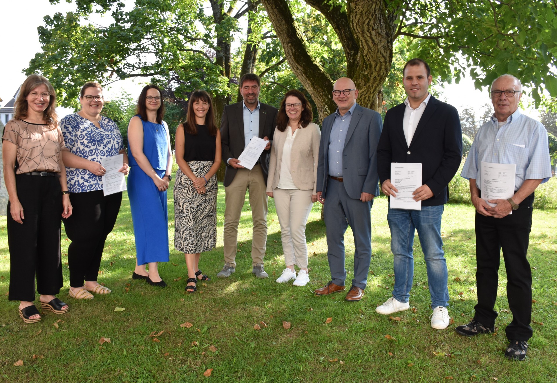 Das Foto zeigt Landrat Matiaske mit den Empfängern der Bewilligungsbescheide.