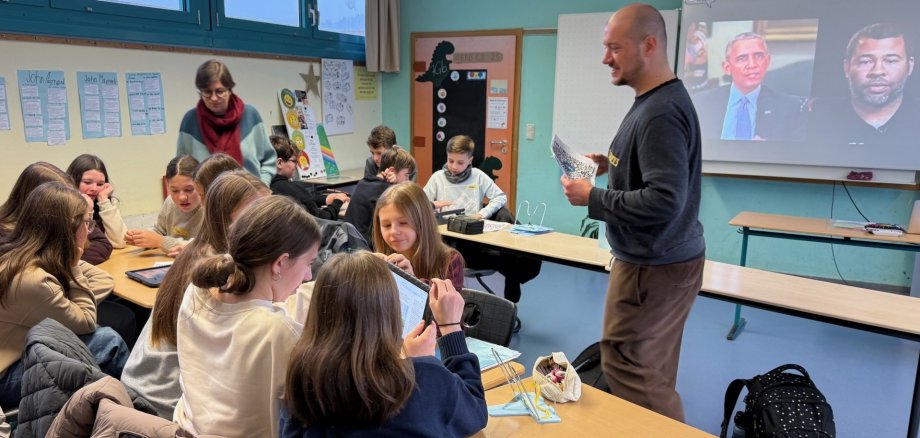 Das Foto zeigt eine Klasse der Georg-Ackermann-Schule während des Workshops.