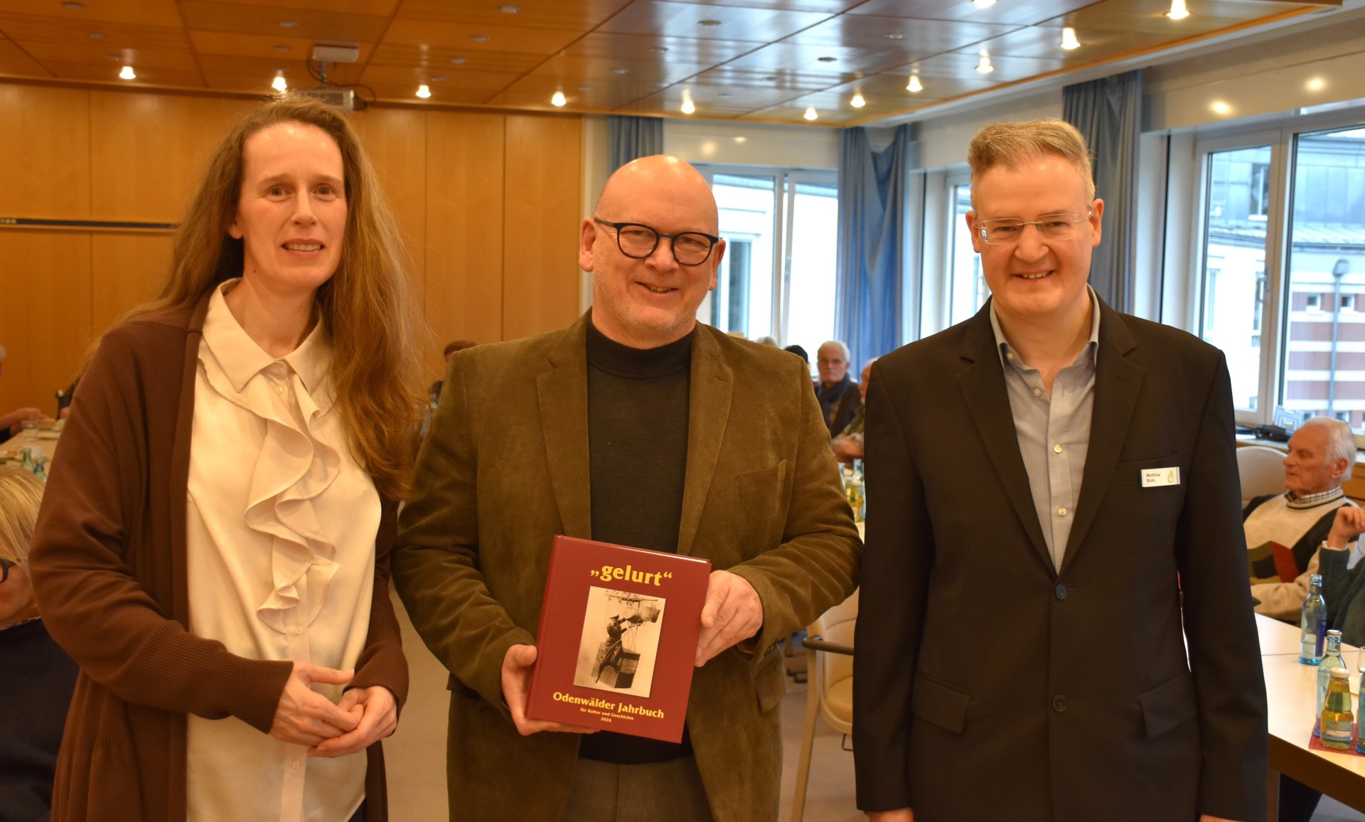 Das Foto zeigt Landrat Matiaske, Kreisarchivar Röth und die Lektorin Schmidt-Herrmann mit dem neuen "gelurt".